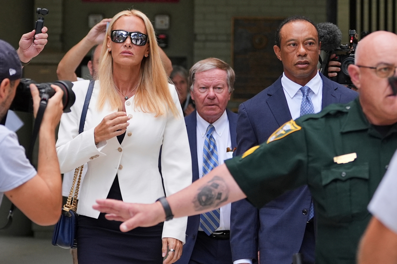 Tiger Woods, till höger, lämnar domstolen tillsammans med sin flickvän Vanessa Trump. Foto: Rebecca Blackwell/AP/TT