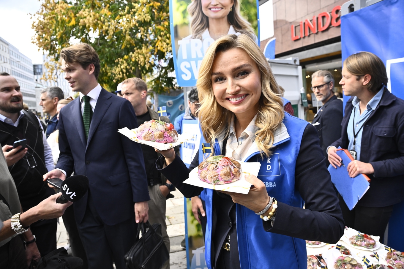 Kristdemokraternas partiledare Ebba Busch (KD) kampanjar inför riksdagsvalet och delar ut köttbullemackor i centrala Stockholm. Foto: Fredrik Sandberg/TT