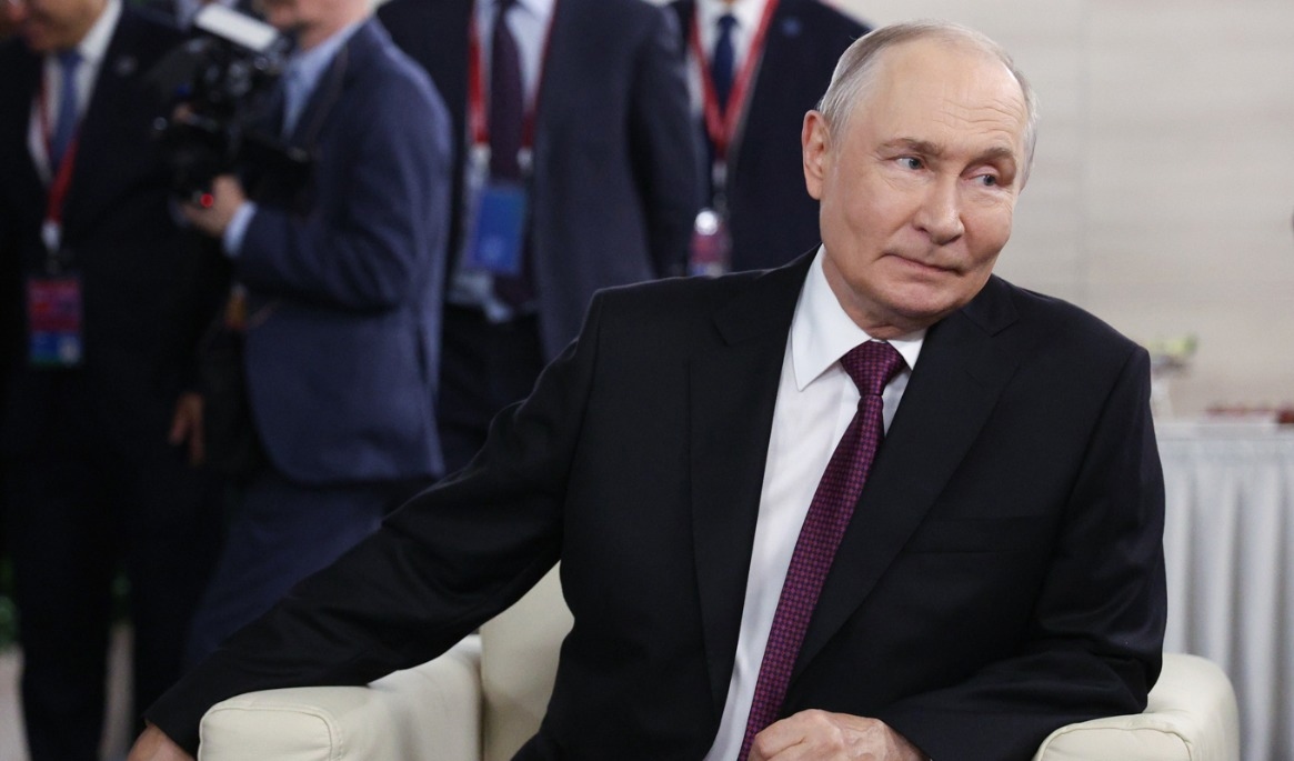 Rysslands president Vladimir Putin på konferens i Vladivostok i ryska Fjärran östern på torsdagen. Foto: Vyacheslav Prokofyev/Sputnik/Kreml/poolfoto via AP/TT