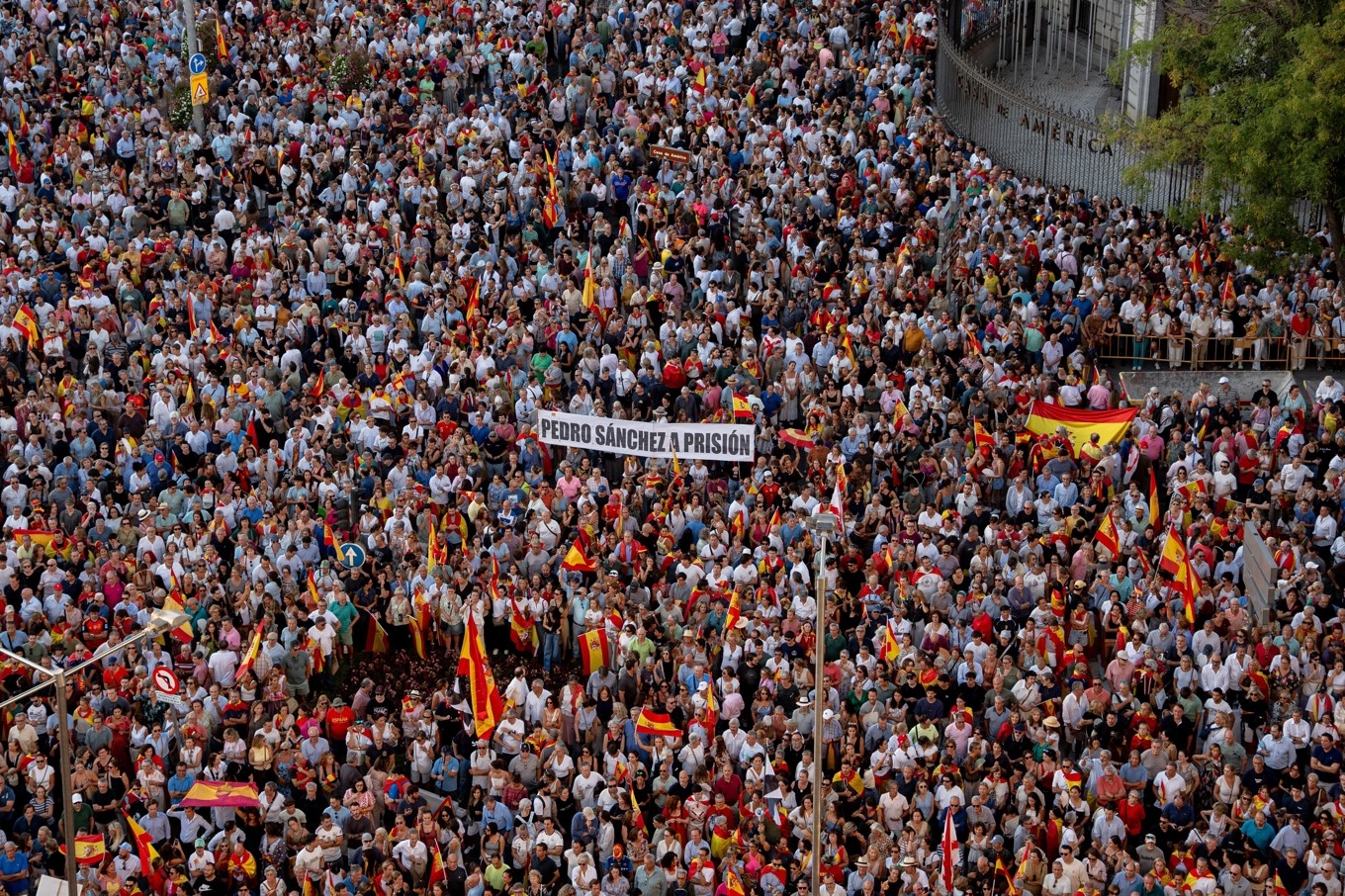 ”Pedro Sánchez i fängelse”. Demonstranter i Madrid visade på onsdagen sitt missnöje med den spanska regeringens krishantering i Ceuta. Foto: Gabriel Luengas/Europa Press via AP/TT