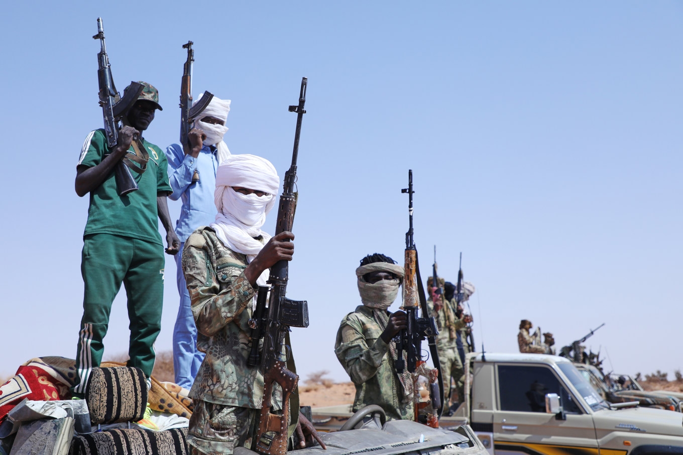 Tidigare stridande för paramilitära RSF då de överlämnade sig till Sudans reguljära armé utanför huvudstaden Khartoum i augusti. Arkivbild. Foto: Mohnd Blal/AP/TT
