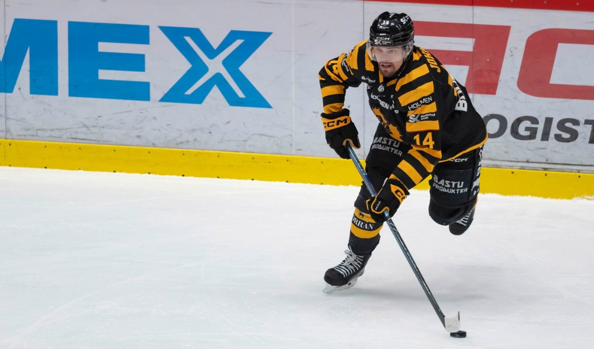 Andreas Johnson gjorde tre poäng när Skellefteå vann stort i CHL-premiären. Arkivbild. Foto: Tomas Brandt Wangel/TT