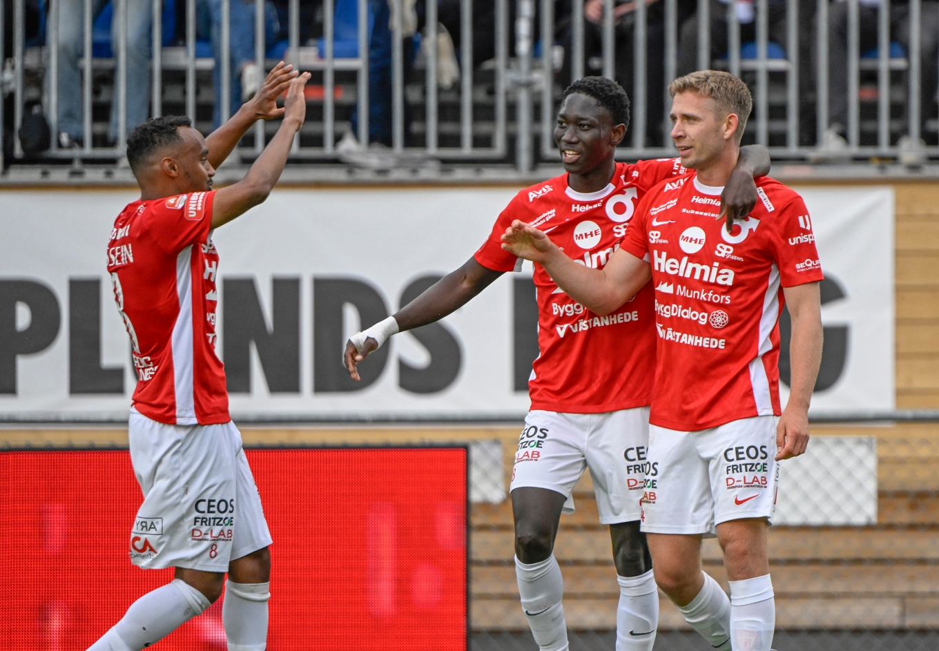 Degerfors Bilal Hussein och Samba Diatara gratulerar Ludvig Fritzson till hans 1–0-mål hemma mot Halmstad. Foto: Tommy Pedersen/TT