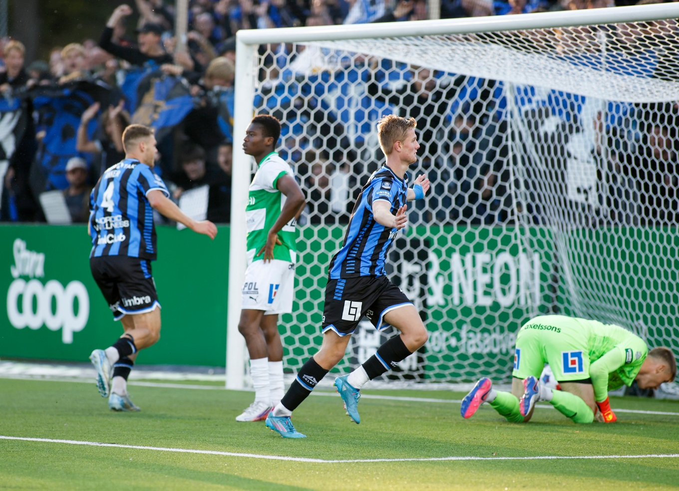 Jesper Uneken firar sitt 1–0-mål mot Västerås SK. Foto: Per Groth/TT