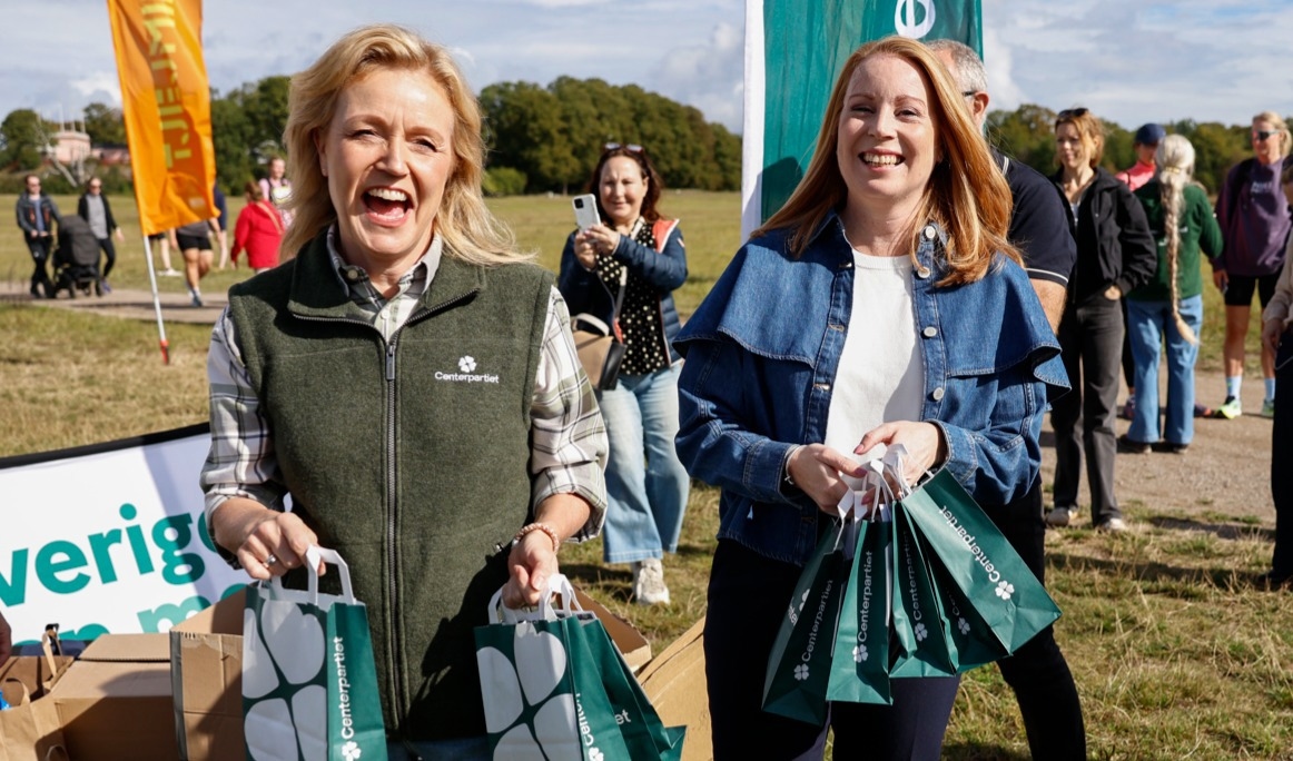 Tidigare partiledare Annie Lööf valspurtar tillsammans med nuvarande C-ledaren Elisabeth Thand Ringqvist i samband med Tjejmilen på Gärdet i Stockholm. Foto: Stefan Jerrevång/TT