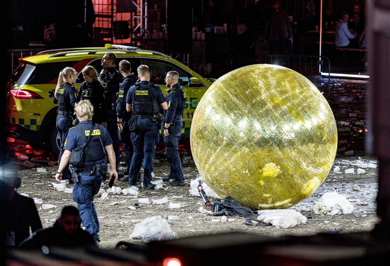 Polis och räddningstjänst på Refshaleøen (”Reffen”) i Köpenhamn i fredagskväll. Foto: Steven Knap/Ritzau Scanpix