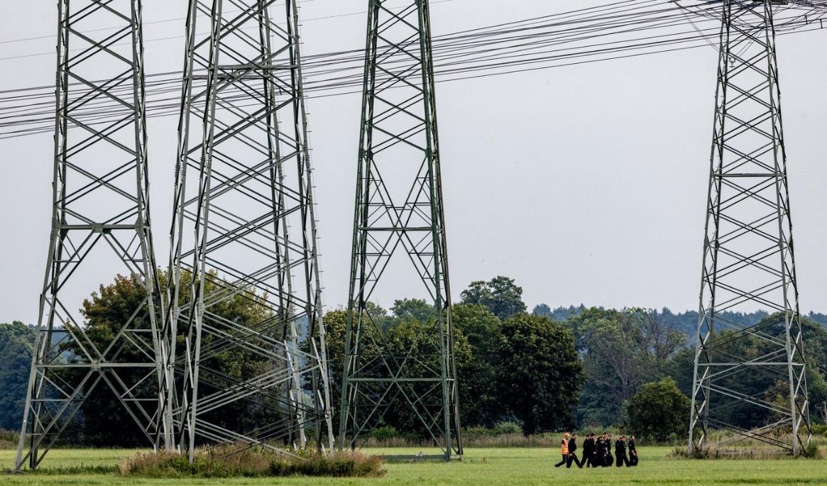 Poliser vid elmaster i närheten av en transformatorstation i Preilack i förbundslandet Brandenburg i östra Tyskland tidigare i veckan. Foto: Frank Hammerschmidt/AP/TT
