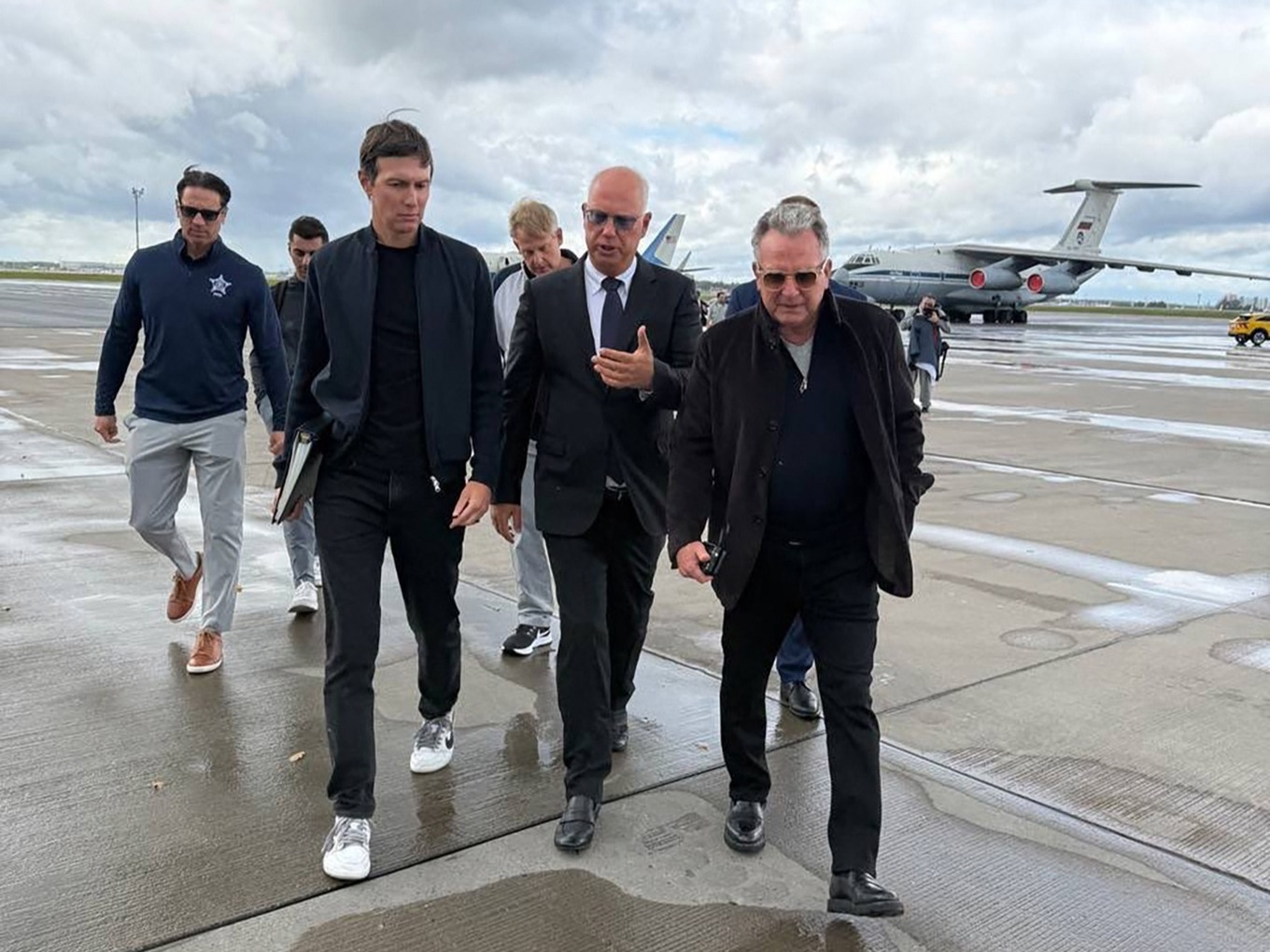USA:s förhandlare Jared Kushner och Steve Witkoff tas emot av det ryska sändebudet Kirill Dmitriev på flygplatsen Vnukovo utanför Moskva på lördagen. Bilden kommer från Dmitrievs X-konto. Foto: AFP/X/@KADMITRIEV/TT