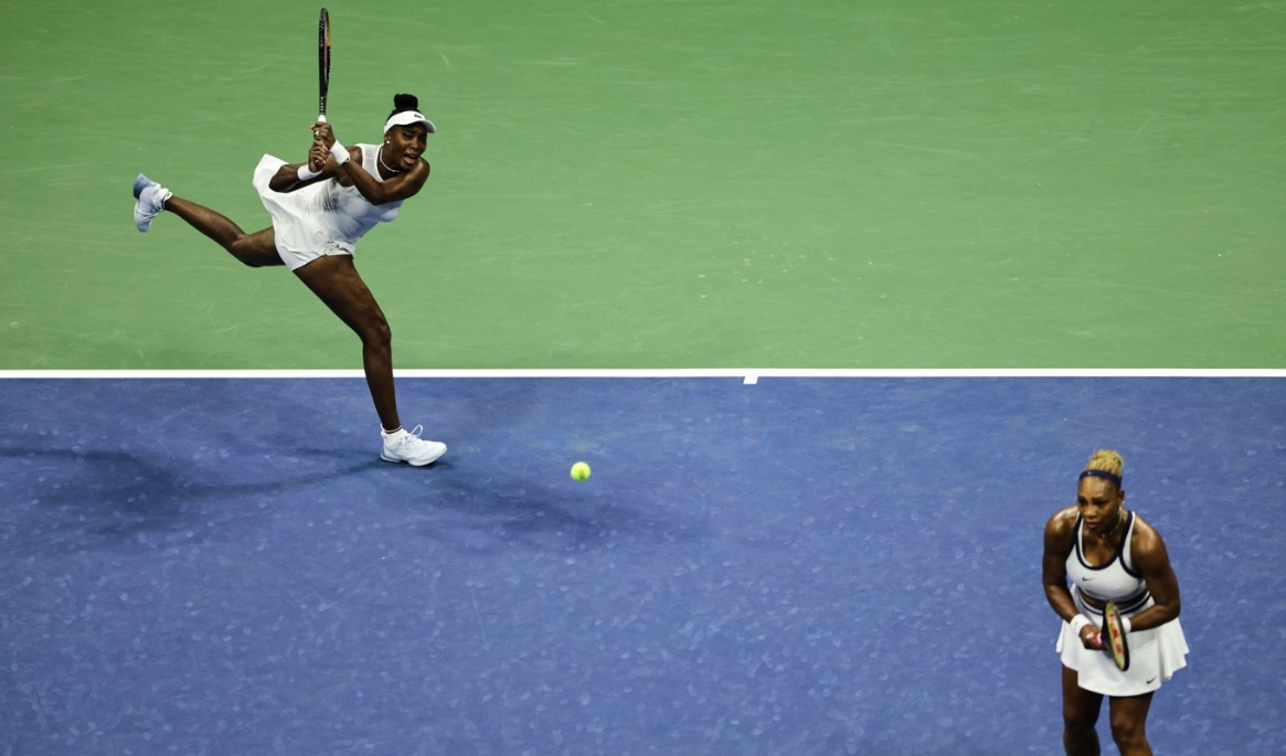 Systrarna Venus (till vänster) och Serena Williams i comebackmatchen i US Open. Foto: Adam Hunger/AP/TT