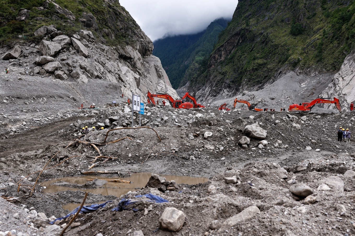 Räddningsarbetare i Tibet söker efter överlevare i det drabbade området Gyirong Port. Bilden är tagen i samband med en av kinesiska myndigheter arrangerad rundtur för journalister. Foto: Tingshu Wang/AP/TT