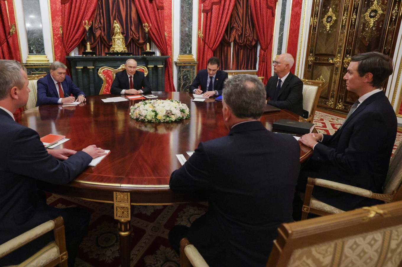 Samtal har förts mellan de amerikanska sändebuden och Vladimir Putin. Foto: Gavriil Grigorov/AP/TT