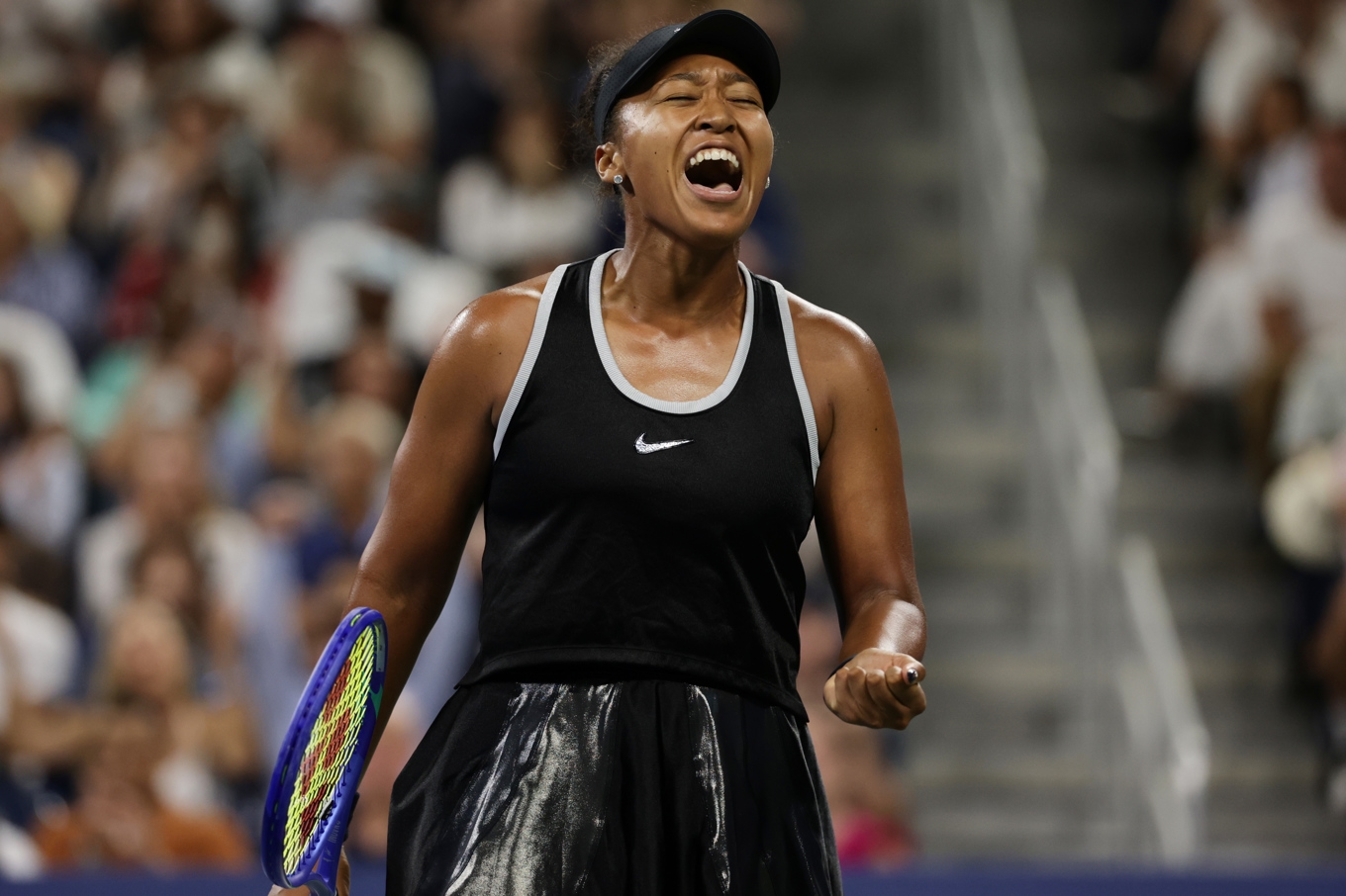 Naomi Osaka från Japan firar en poäng under segermatchen mot belgiska Elise Mertens. Foto: Adam Hunger/AP/TT