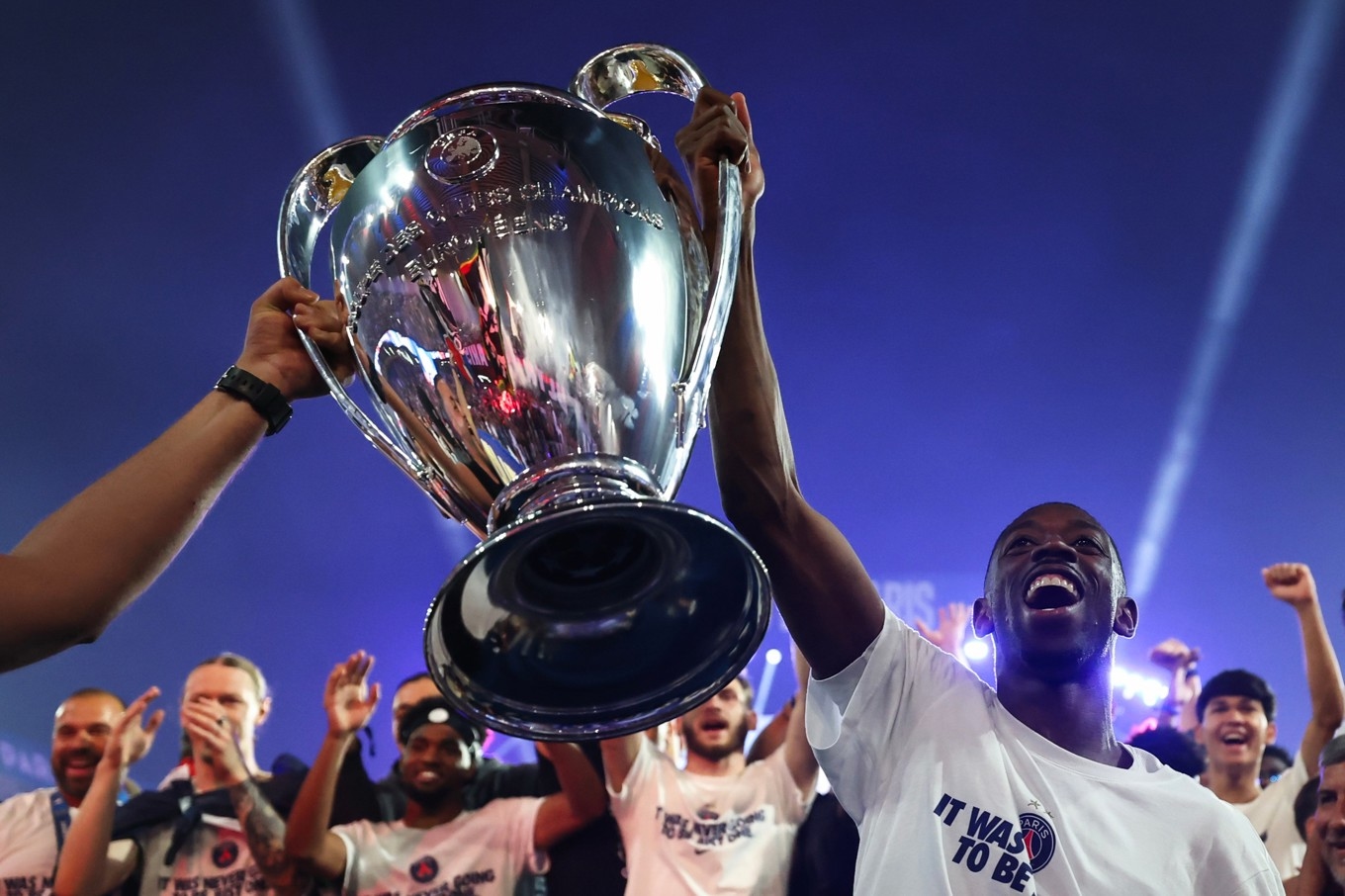Paris SG:s Ousmane Dembele lyfter Champions League-pokalen efter förra årets seger mot Arsenal. Foto: Franck Fife/AP/TT