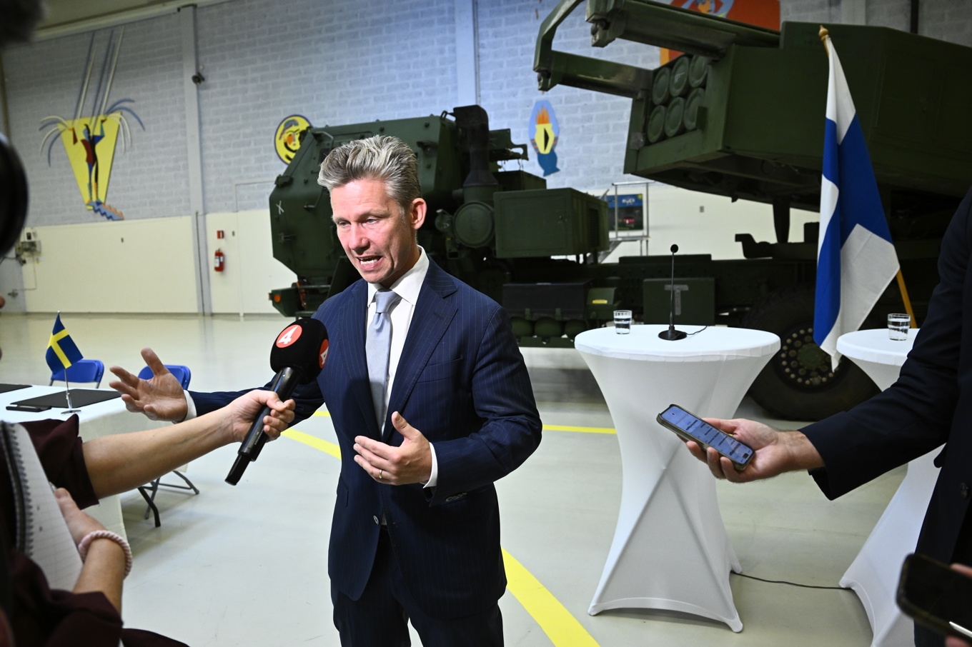 Försvarsminister Pål Jonson (M) under en pressträff på Upplands flygflottilj (F16) på Ärna flygplats. Foto: Fredrik Sandberg/TT