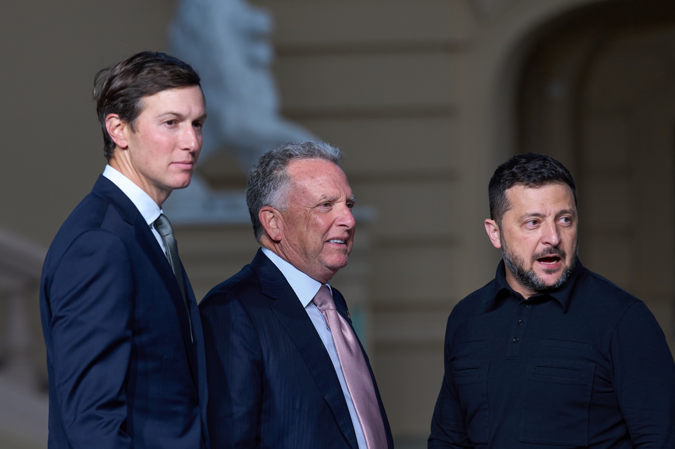 USA:s sändebud Jared Kushner och Steve Witkoff tillsammans med Ukrainas president Volodymyr Zelenskyj efter en gemensam presskonferens i Kiev på söndagen. Foto: Francisco Seco/AP/TT
