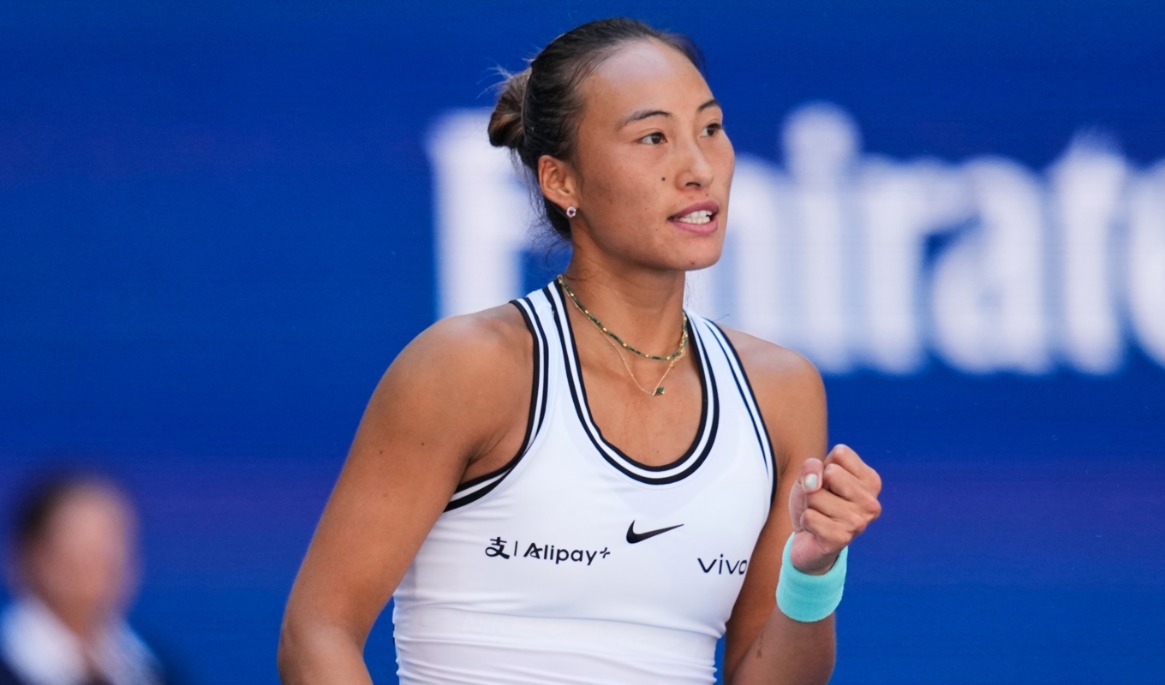 Zheng Qinweng, Kina, knyter näven i samband med mirakelvändningen. Foto: Seth Wenig/AP/TT