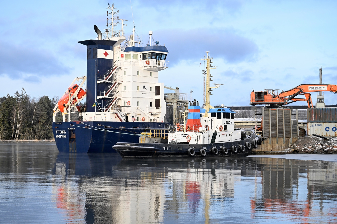 Fartyget Fitburg i hamn i finländska Kyrkslätt på nyårsdagen i år. Foto: Roni Rekomaa/Lehtikuva/AP/TT