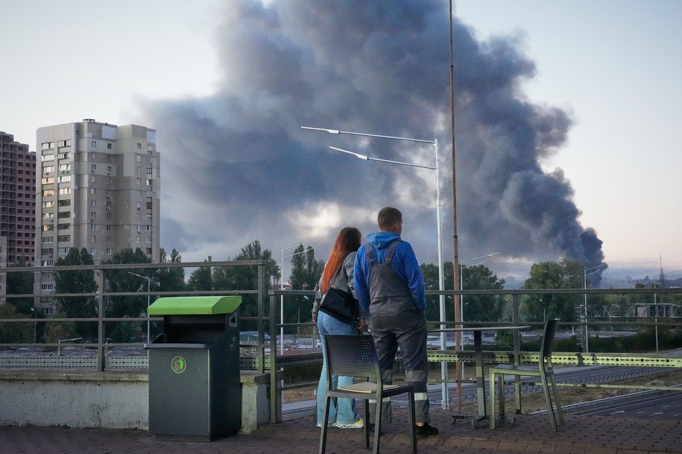 Kievbor framför rökmoln orsakade av en rysk attack tidigt på tisdagen. Foto: Efrem Lukatsky/AP/TT