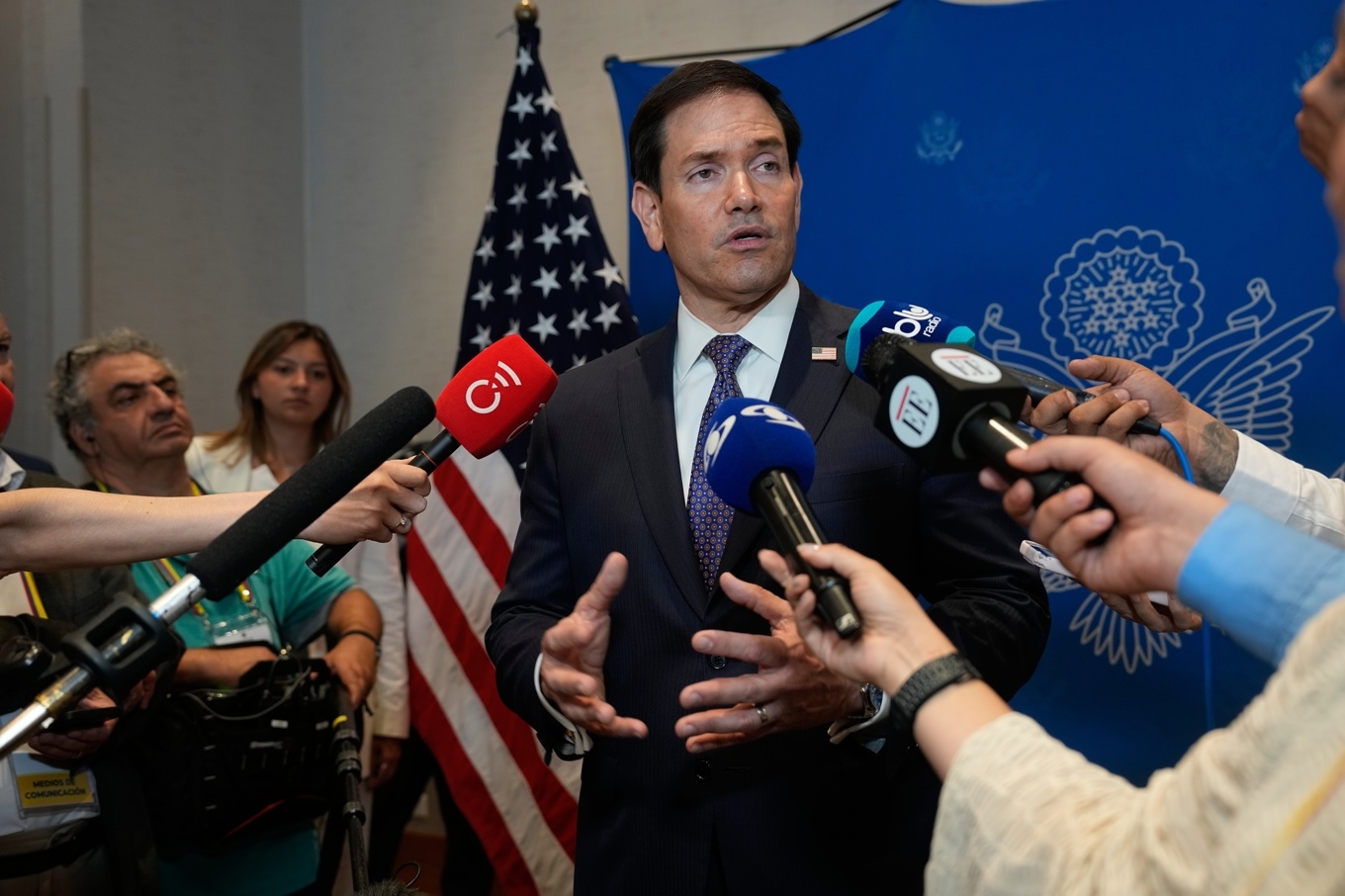 USA:s utrikesminister Marco Rubio uppger, under ett möte med pressen i Colombia, att man kommer att besvara Irans attacker. Foto: Fernando Vergara/AP/TT