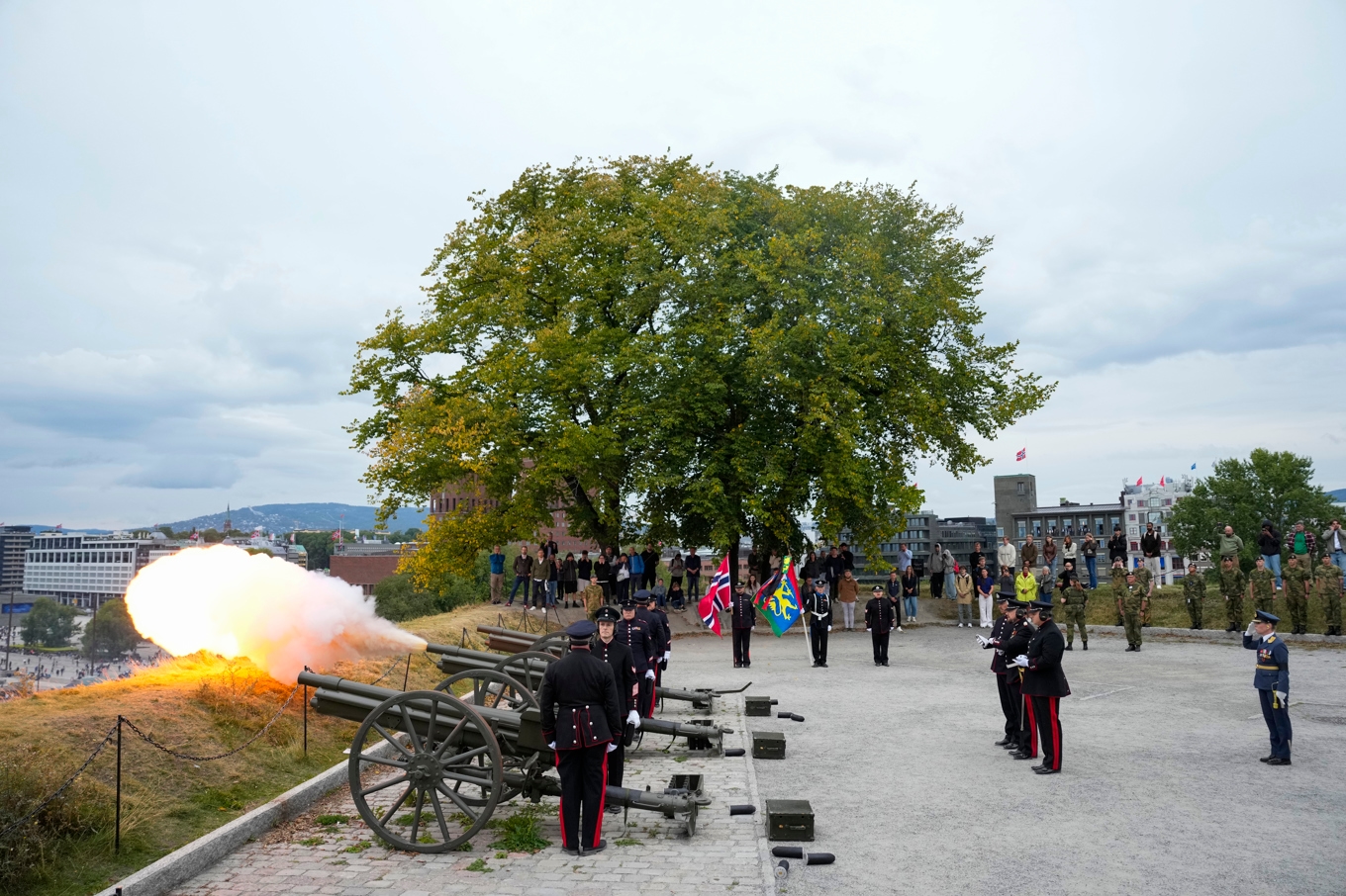 Sorgesalut från Akershus fästning i slutet av augusti. Det är vid fästningen som dagens begravning kommer att avslutas. Foto: Fredrik Varfjell/NTB/TT