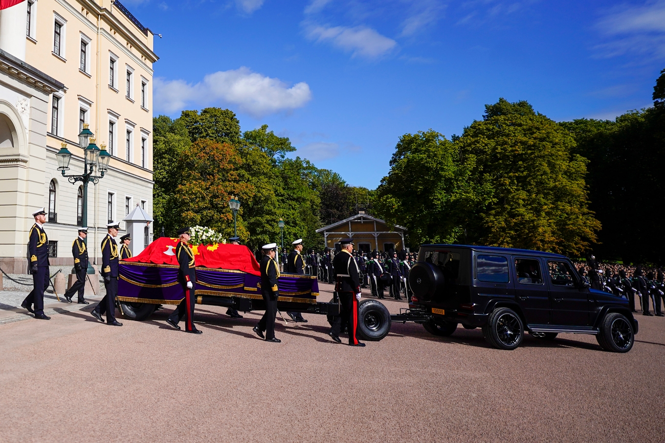 Kung Harald V:s kista bärs ut från slottet för processionen till Oslo domkyrka. Foto: Håkon Mosvold Larsen/NTB/TT