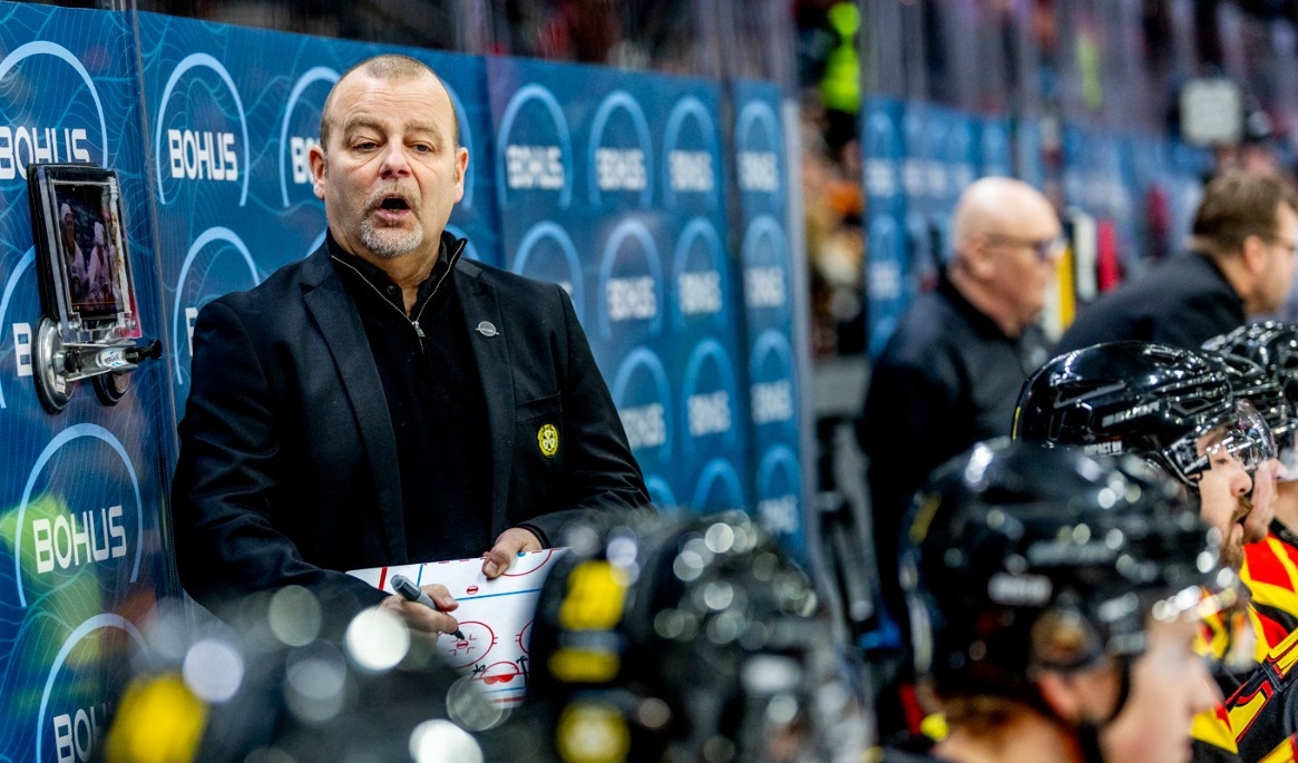 Brynäs tränare Niklas Gällstedt under en SHL-match förra säsongen. Foto: Adam Ihse/TT