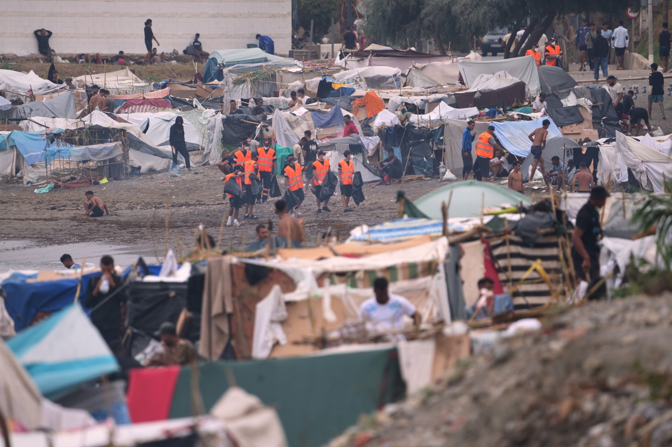 De flesta som passerade gränsen i slutet av juli har återvänt till Marocko. En del som blev kvar har byggt tältläger på stranden i Ceuta. Arkivbild. Foto: Francis González/AP/TT