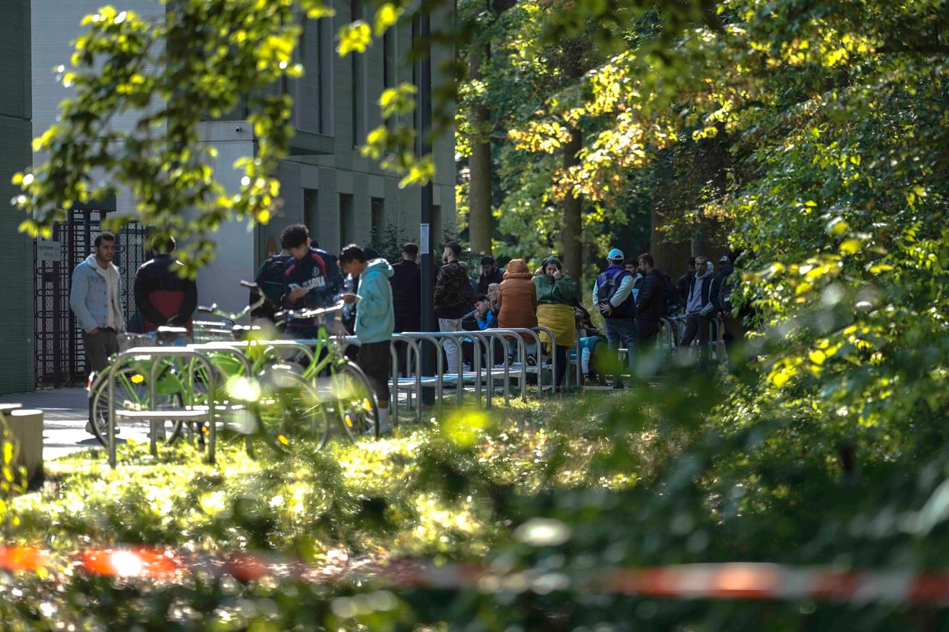 Kö utanför ett registreringskontor för asylsökande i Berlin, Tyskland. Arkivbild. Foto: Markus Schreiber/AP/TT