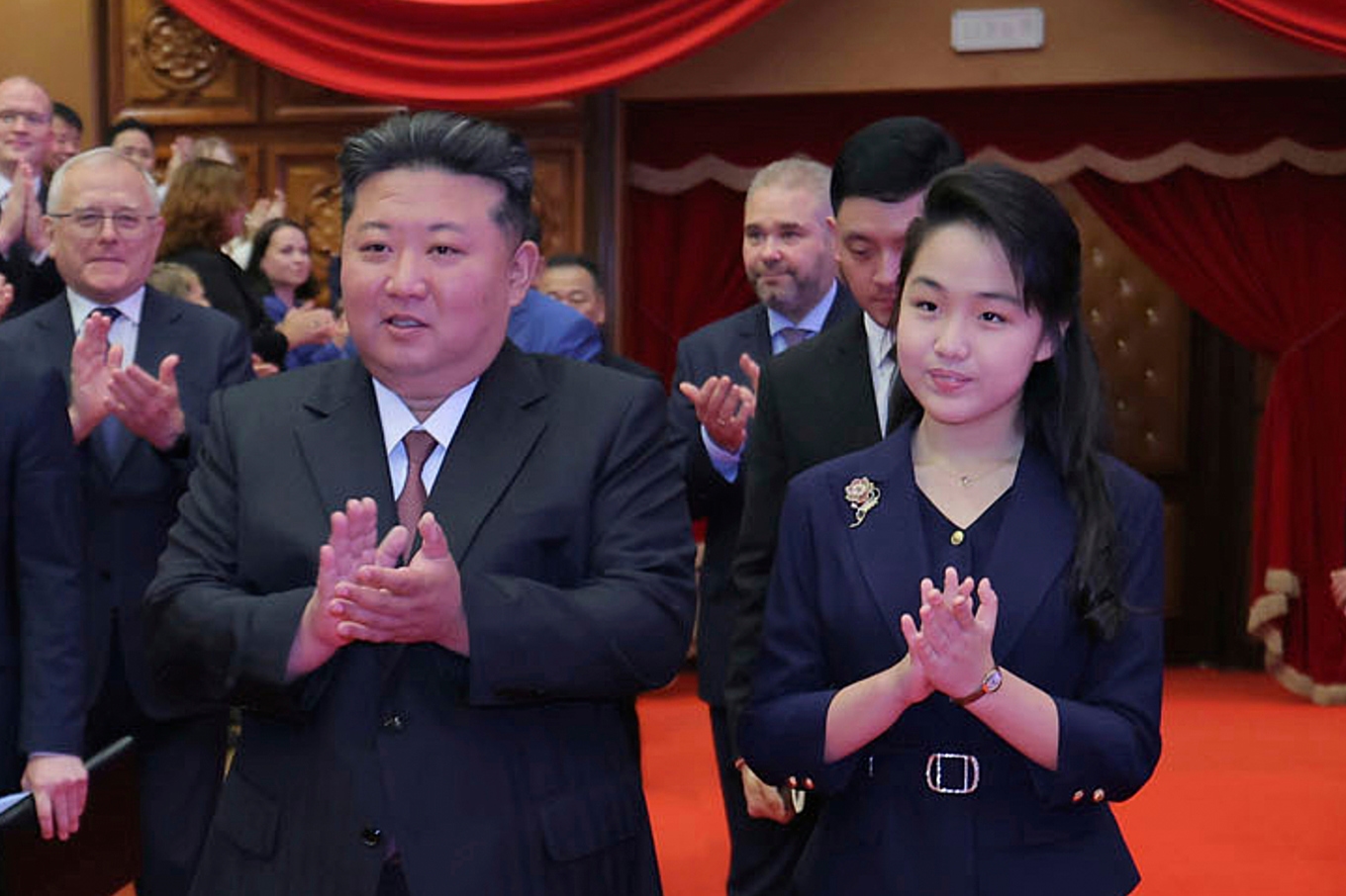 Nordkoreas diktator Kim Jong-Un tillsammans med sin dotter och tilltänkta efterträdare Kim Ju-Ae i Pyongyang i juni 2025. Bilden har distribuerats genom Nordkoreas statliga medier. Foto: Nordkoreas statliga nyhetsbyrå KCNA via AP/TT
