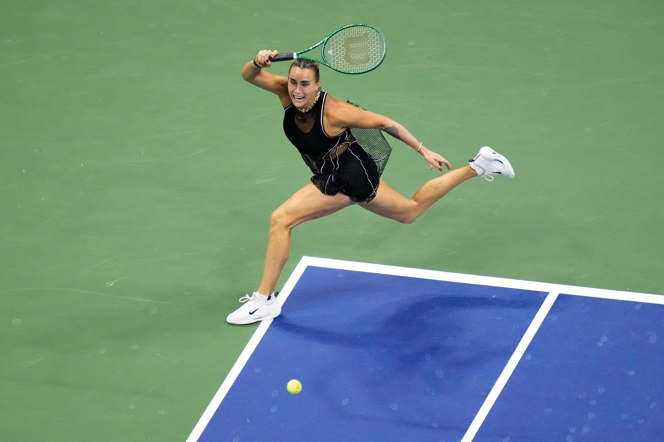 Aryna Sabalenka från Belarus i nattens semifinal mot amerikanskan Jessica Pegula. Foto: Frank Franklin II/AP/TT
