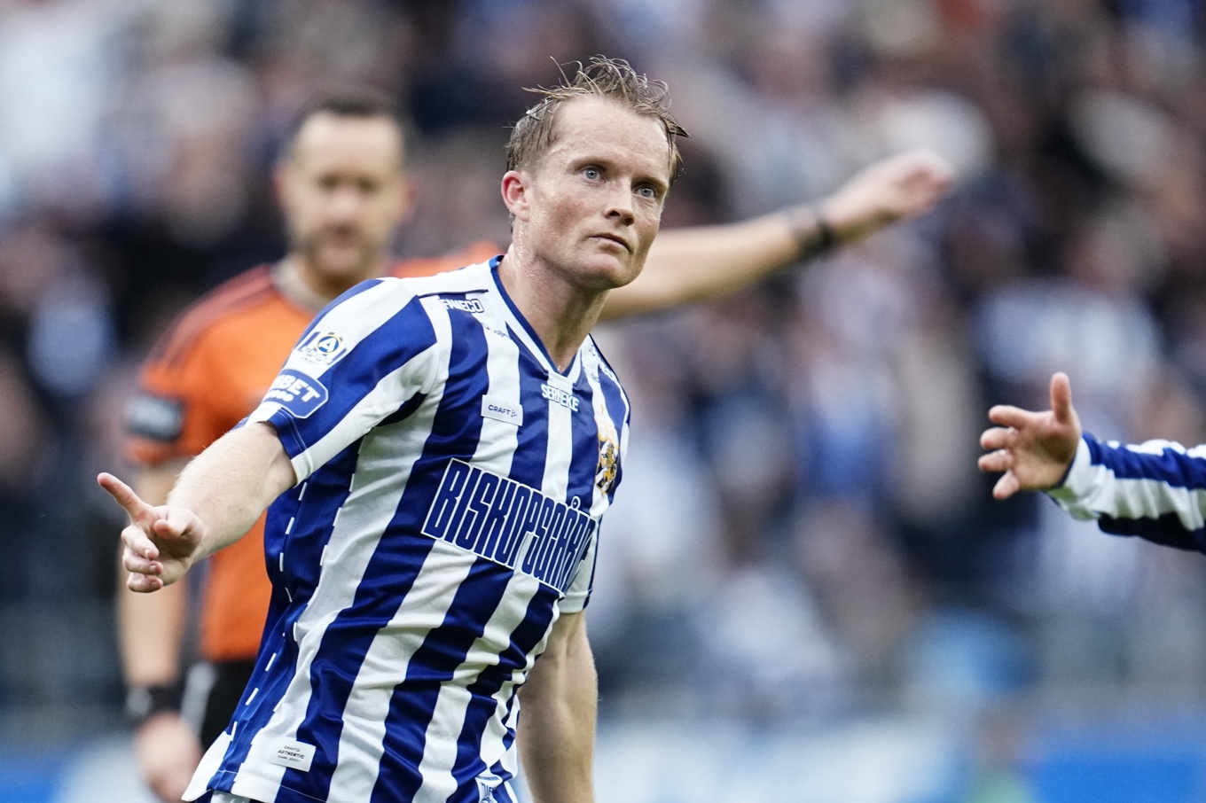Sam Larsson jublar efter sitt frisparksmål hemma mot Halmstad. Foto: Björn Larsson Rosvall/TT