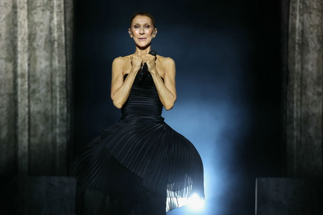 Kanadensiska sångaren Celine Dion på scenen i Paris på lördagen. Foto: Thomas Samson/AFP/TT