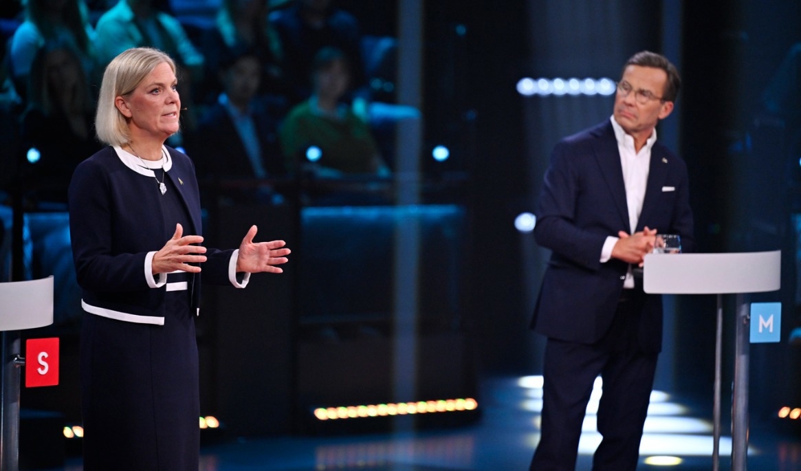 Socialdemokraternas partiledare Magdalena Andersson och Moderaternas partiledare, statsminister Ulf Kristersson, under den avslutande statsministerduellen på TV4, kvällen innan valet. Foto: Pontus Lundahl/TT