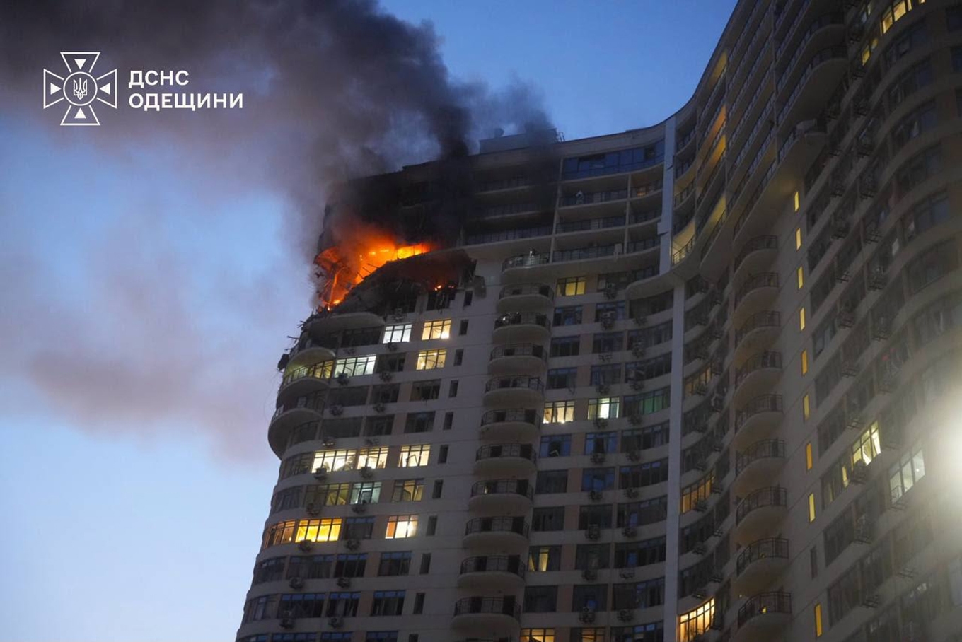 Brand i ett flerbostadshus i Odessa efter en rysk attack på lördagen. Bilden kommer från ukrainsk räddningstjänst. Foto: Ukrainas räddningstjänst via AP/TT