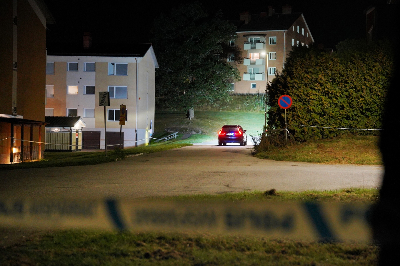 Polisen har spärrat av ett område efter skjutningen i Finspång. Foto: Niklas Luks/TT