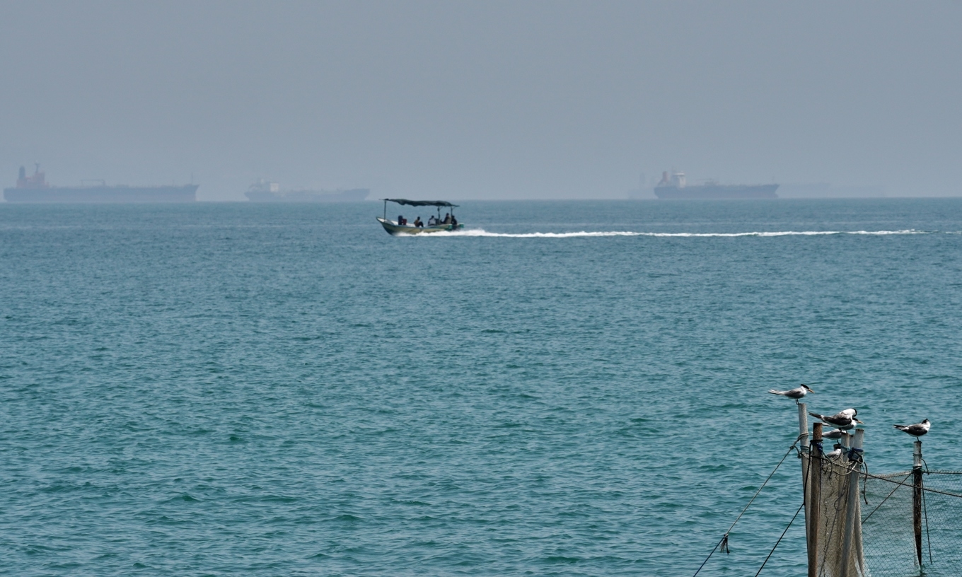 Fartyget ska ha träffats av en projektil nära ön Qeshm. Bilden är tagen i våras. Foto: Asghar Besharati/AP/TT