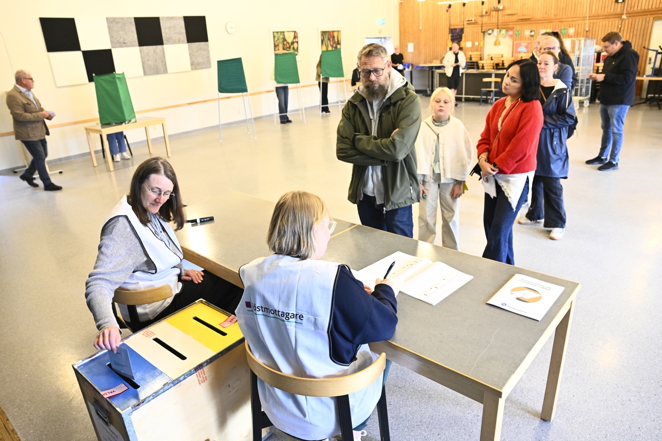 Medborgare röstar i riksdagsvalet vid en vallokal i S:t Iliansskolan i Enköping på söndagsförmiddagen. Foto: Fredrik Sandberg/TT