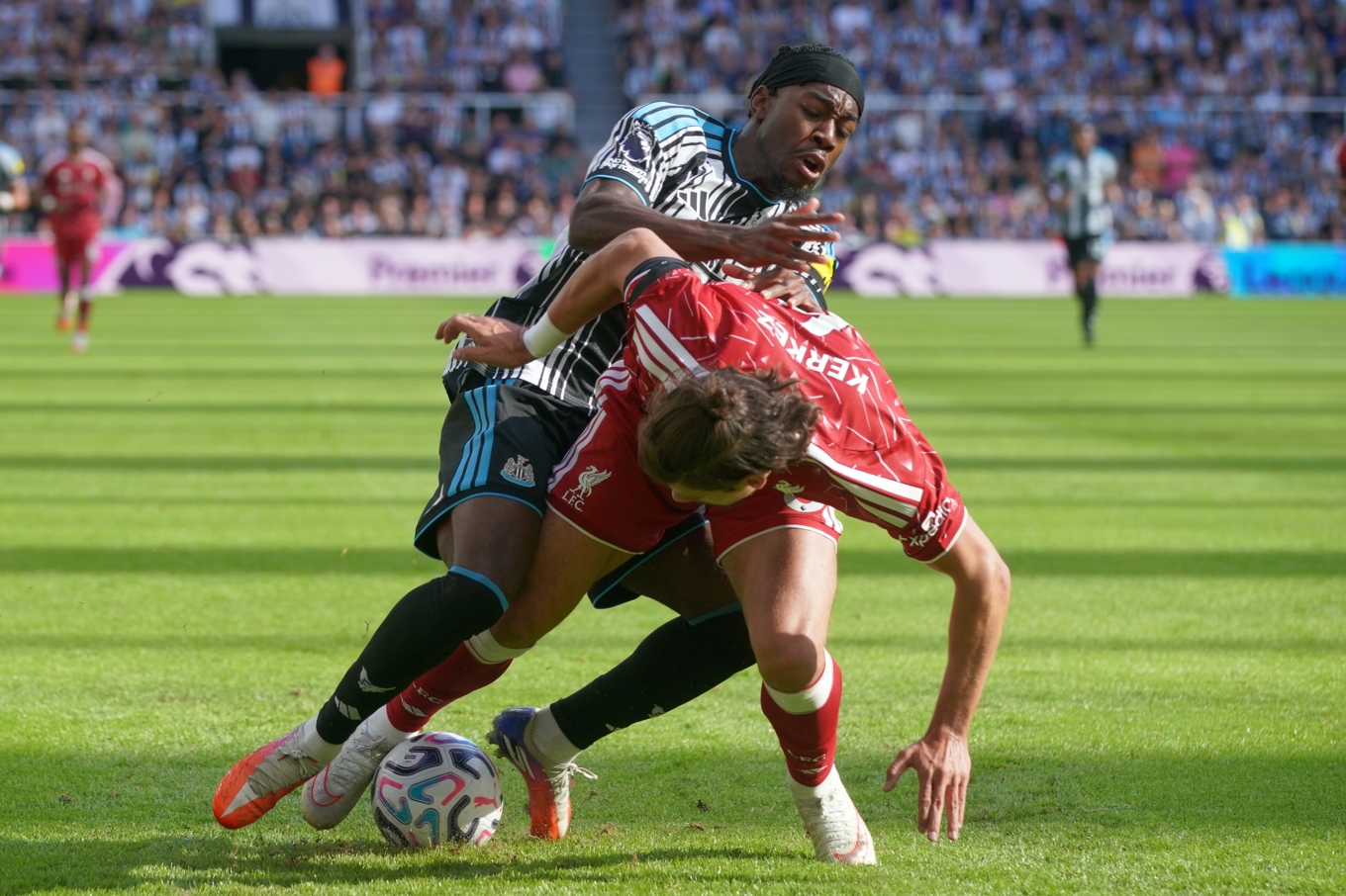 Newcastles Anthony Elanga, vänster, i duell med Liverpools Milos Kerkez. Arkivbild. Foto: Ian Hodgson/AP/TT