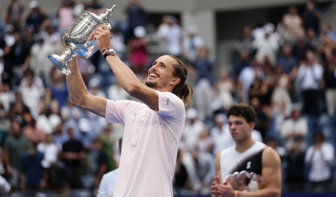 Alexander Zverev med pokalen. Foto: Adam Hunger/AP/TT