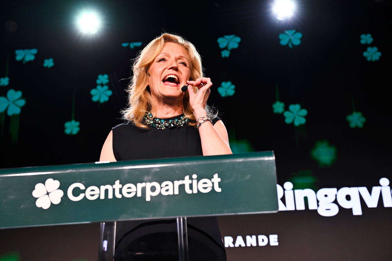 Centerpartiets partiledare Elisabeth Thand Ringqvist var nöjd när hon talade sent på valkvällen. Foto: Fredrik Sandberg/TT