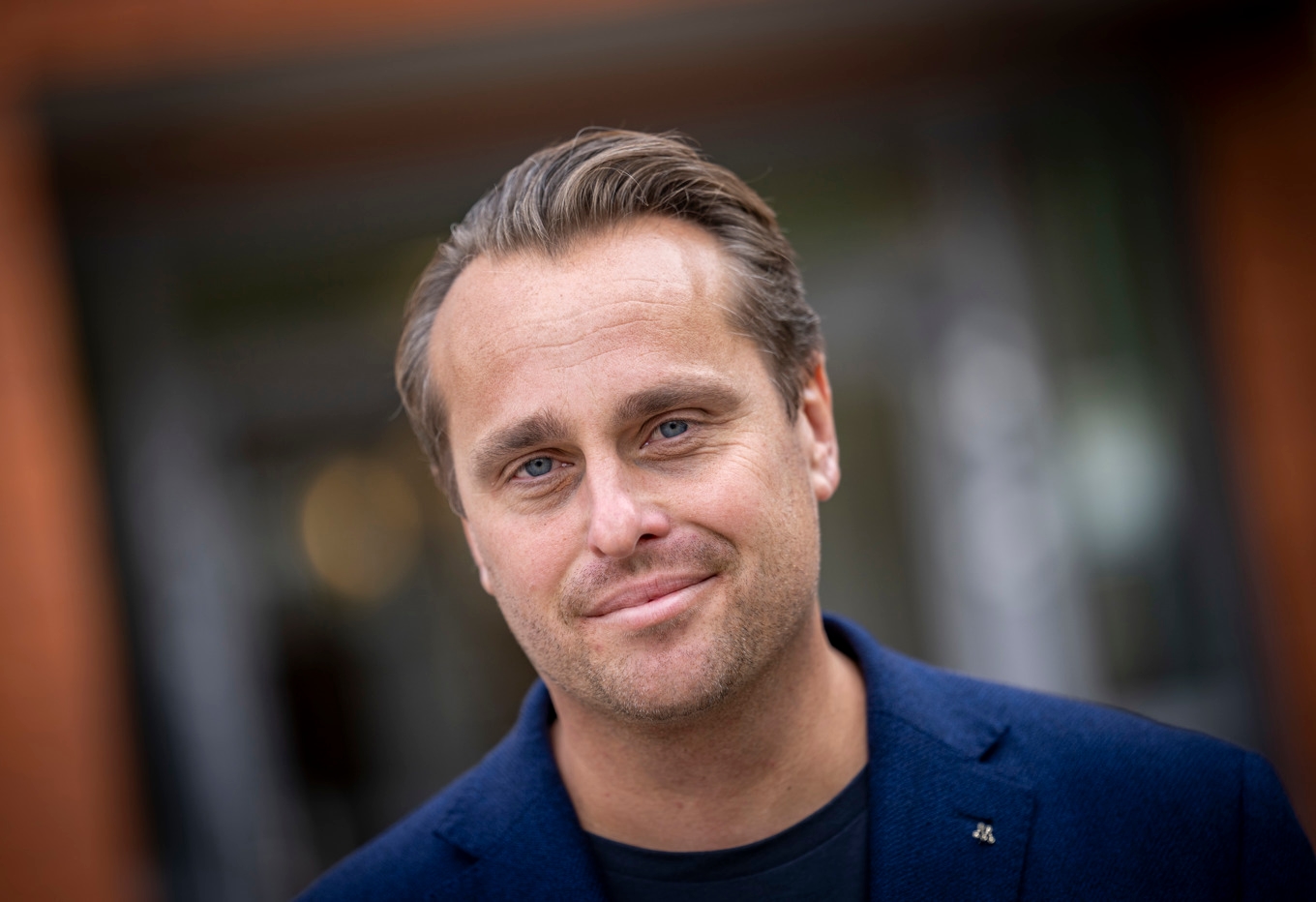 Christian Sonesson (M) utanför Rådhuset i Staffanstorp, där Moderaterna får egen majoritet i kommunen. Foto: Johan Nilsson/TT