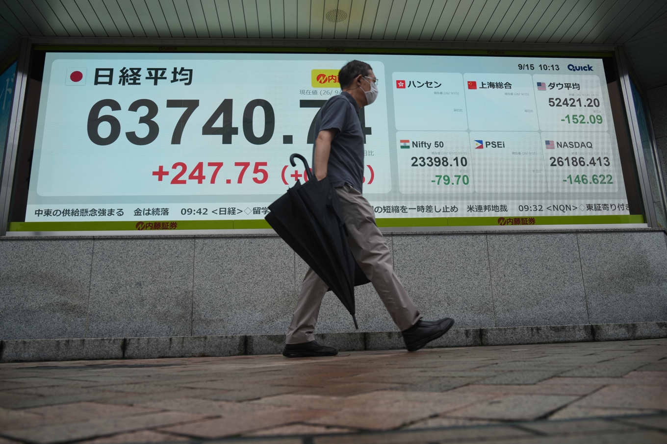 Nikkei 225 klättrar på tisdagen. Foto: Eugene Hoshiko /AP/TT