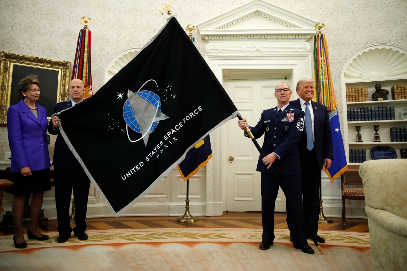 USA:s president Donald Trump tillsammans med chefer för US Space Force då den amerikanska rymdstyrkans flagga presenterades i Vita huset i maj 2020. Arkivbild. Foto: Alex Brandon/AP/TT