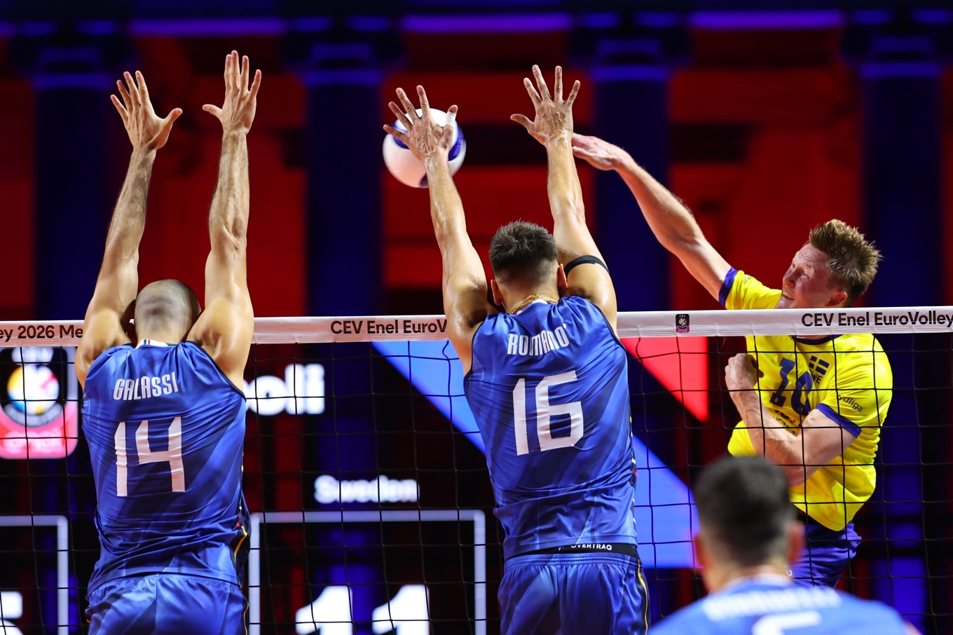 Sverige har nu förlorat fyra raka matcher i volleyboll-EM i Italien. Arkivbild. Foto: Alessandro Garofalo/AP/TT