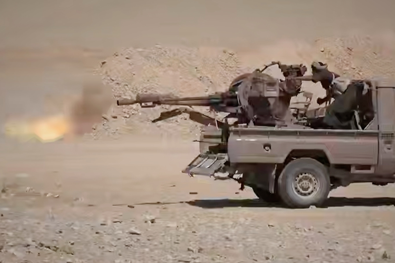 Stillbild från en video som publicerats av Huthirörelsens militära gren, och som uppges visa Huthirörelsen i strid med saudiledda styrkor. Foto: Ansar Allahs mediekontor via AP/TT