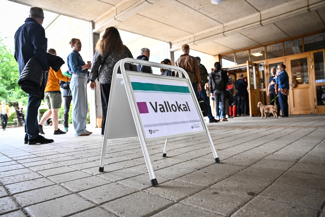 Människor köar för att rösta i vallokalen i Eriksdalshallen i Stockholm på valdagen. Foto: Martin Pahlmblad/TT