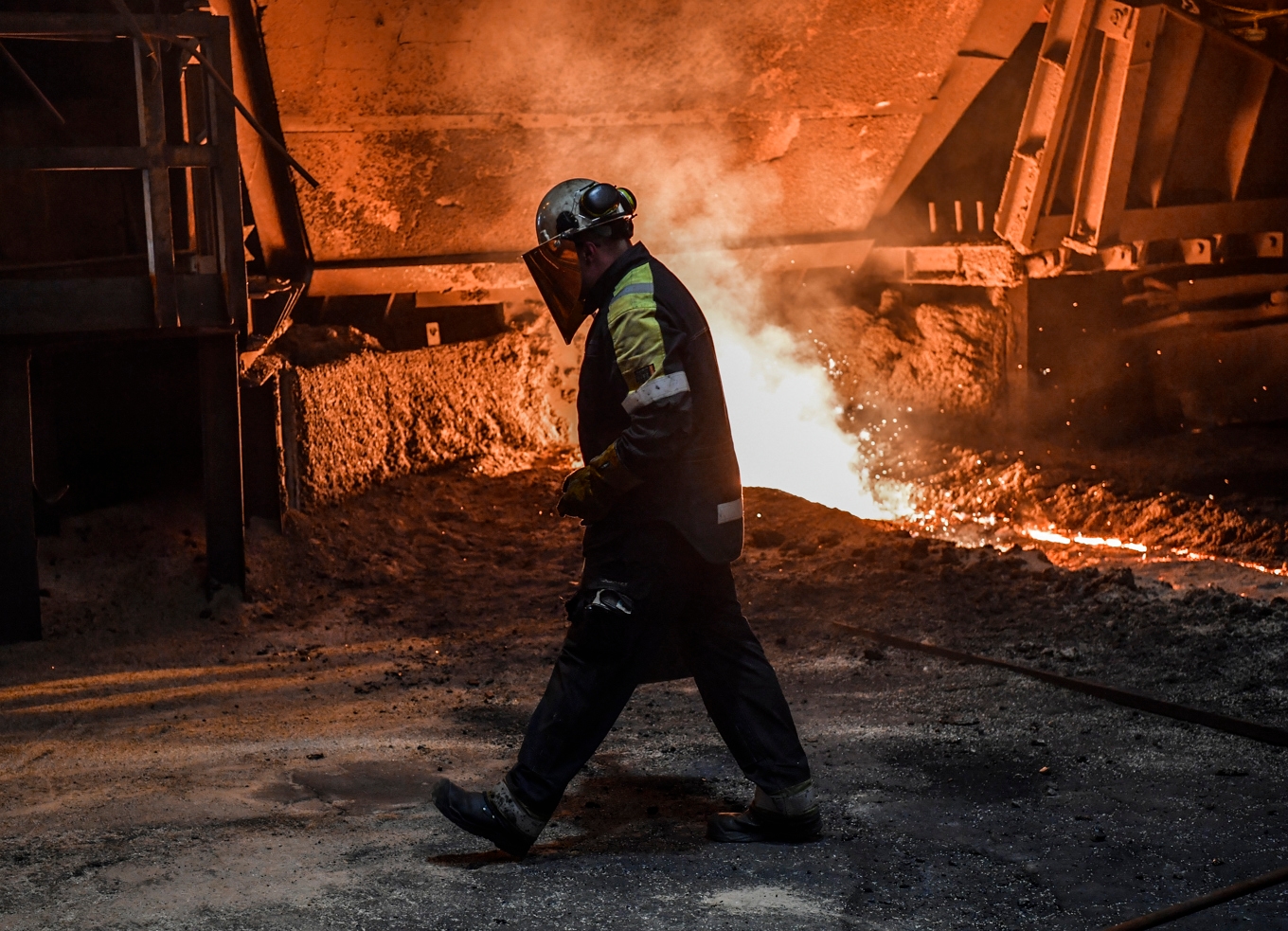 Arbetsgivarna vill bromsa lönerna, bland annat här vid ståltillverkningen på SSAB:s fabrik i Oxelösund. Arkivbild. Foto: Anders Wiklund/TT