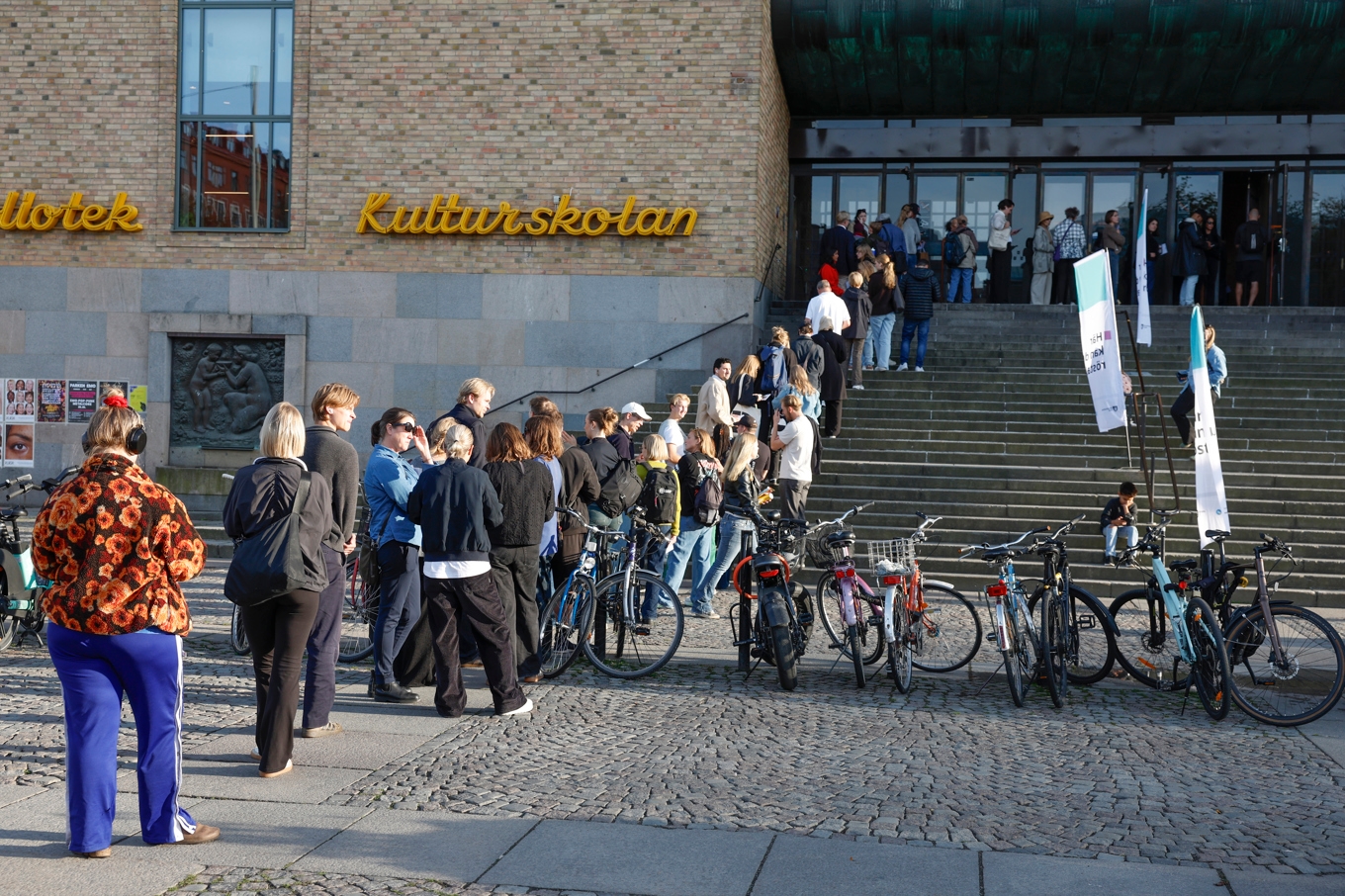Människor som köar på Medborgarplatsen utanför vallokalen Medborgarhuset för att förtidsrösta i Stockholm på fredagen den 11 september. Foto: Nicklas Thegerström/TT