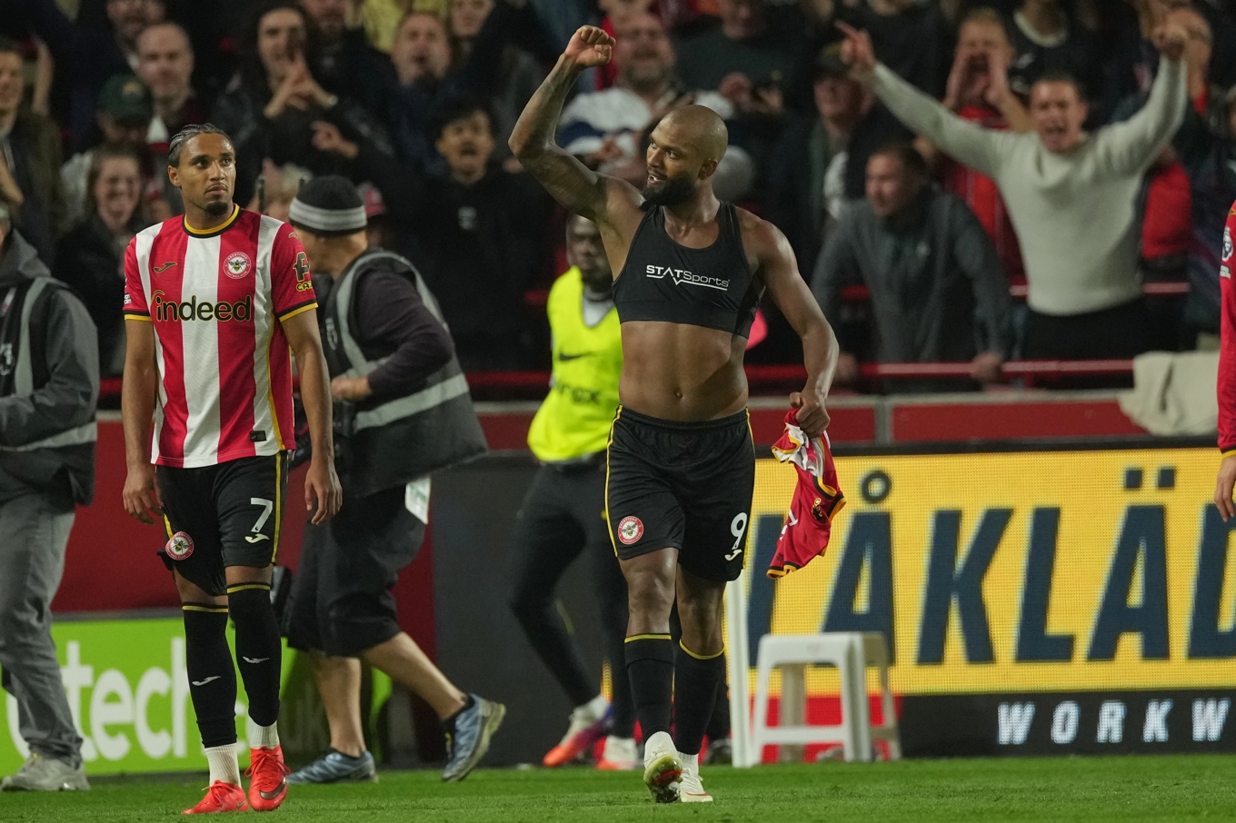 Igor Thiago firade 2–0-målet med att dra på sig ett gult kort för att ha slitit av sig tröjan. Foto: Dave Shopland /AP/TT