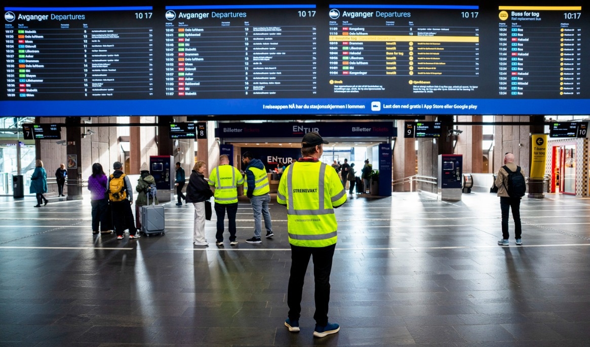 Strejkvakter på Oslo S sedan strejken brutit ut. Foto: Fredrik Varfjell/NTB/TT